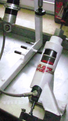 Im Ausgleichbehlter ist das Druckgas vom Dmpferl mechanisch getrennt. Der Gasdruck verhindert das Entstehen von Vakuumblasen im System.