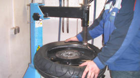 Schmierseife, Talkum und Fingerspitzengefhl braucht man zur Reifenmontage damit weder Reifen noch Felge beschdigt werden.