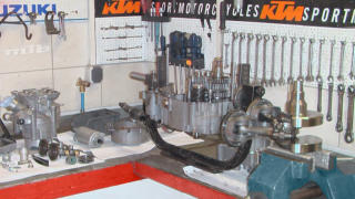 Ein LC8 - Motor besteht aus vielen hundert Teilen. Eine sinnvolle Systematik beim Zerlegen gewhrleistet einen problemlosen Zusammenbau.