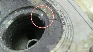 Kleine Ursache - groe Wirkung. Ein Fremdkrper auf dem Ventilsitz hat den Zylinder ausfallen lassen. Der beltter wird entfernt, der Ventilsitz wird etwas nachgefrst und das Ventil neu eingeschliffen.