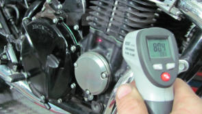 Ein berhrungsloses Temperaturmessgert ist das Fieberthermometer des Mechanikers.